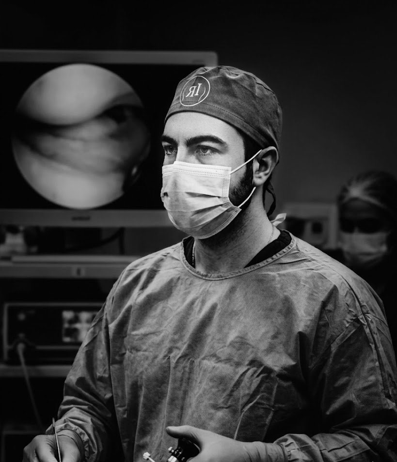 Dr. Ivan Ribaric durante cirurgia artroscópica do joelho